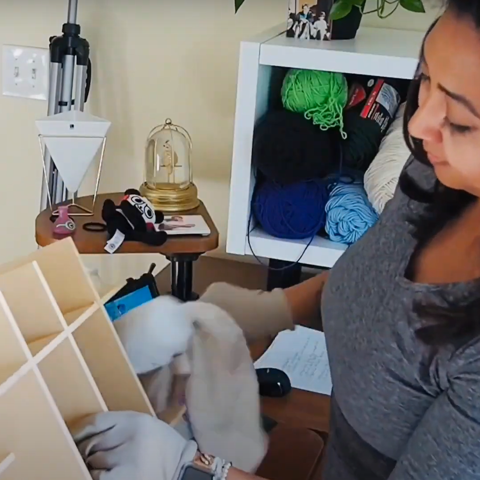 lady taking apart a cube insert from thesteadyhandshop.com