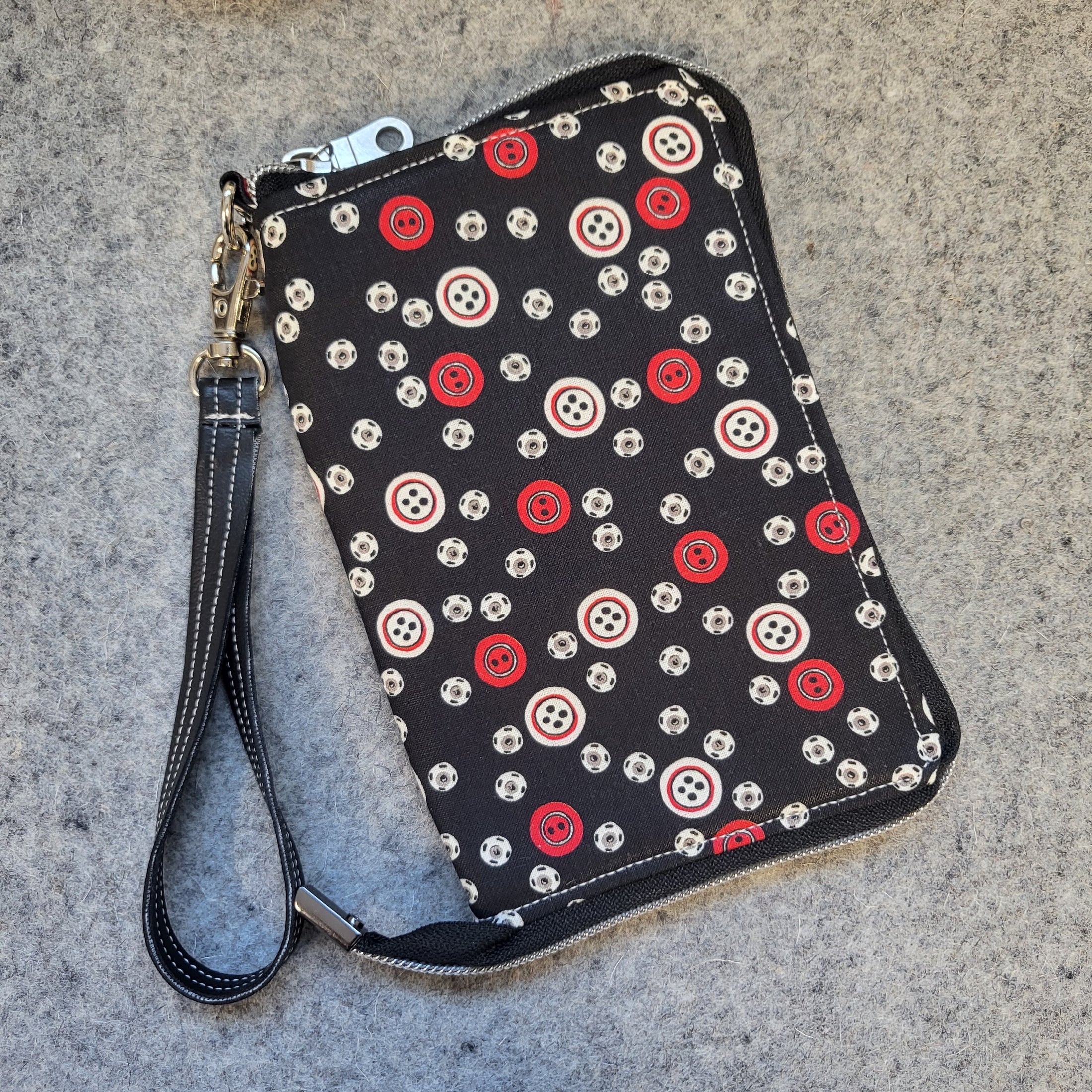 Deluxe buttons and snaps stitch marker organizer case. 