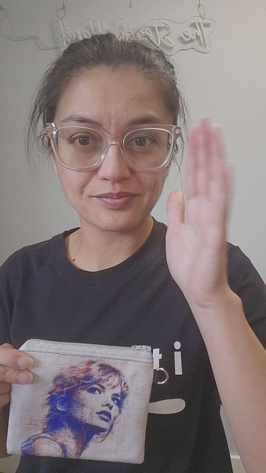 Video of the swiftie zipper pouch with beige zipper.
