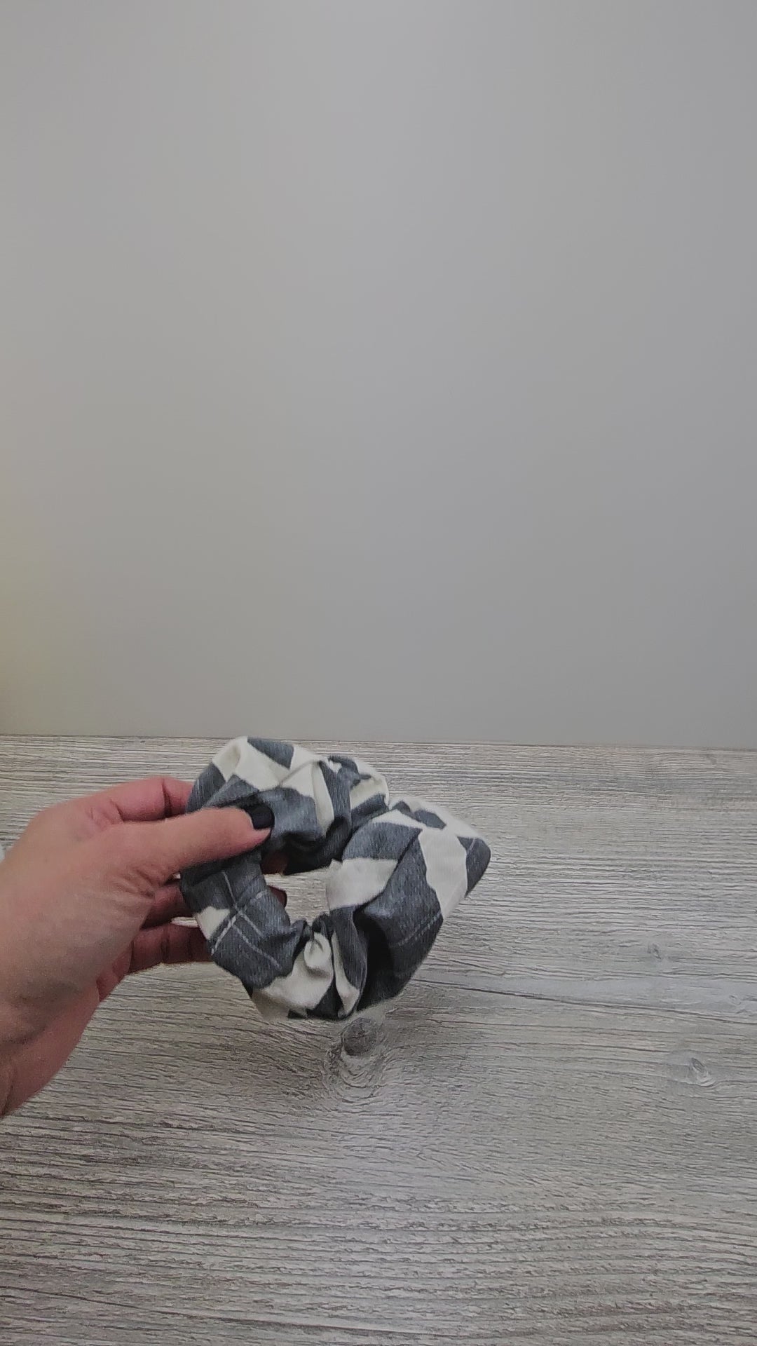 Video of the gray and white scrunchie. 