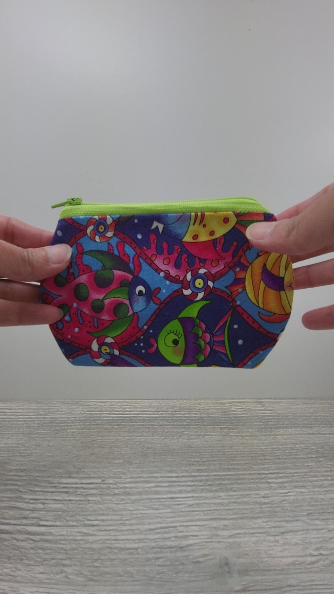 Short video showing a mini zipper pouch.